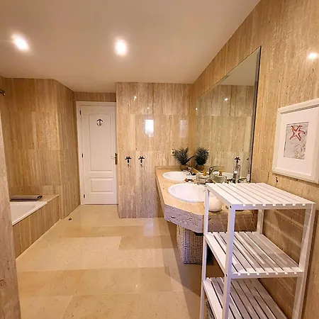 Apartmento Familiar Con Piscina Con Vista Al Mar Apartman *