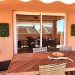 Апартаменти Apartmento Familiar Con Piscina Con Vista Al Mar